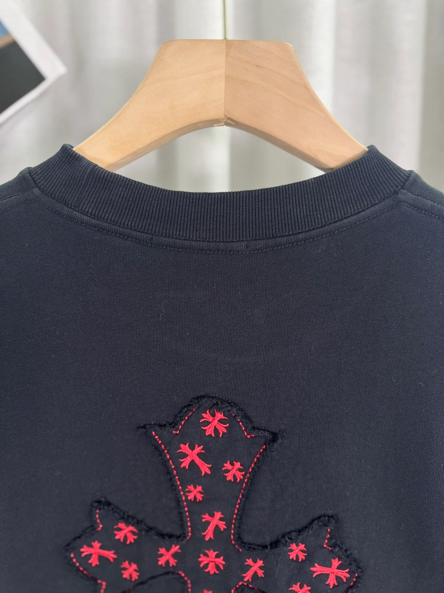 P260 top version, real shot without P, ​​different from market currency) 𝗖𝗵𝗿𝗼𝗺𝗲 𝗛𝗲𝗮𝗿𝘁𝘀/Cro Heart 2025 washed patch embroidery autumn and winter new original single counter American laser burnt 3D three-dimensional color embroidered couple casual sweatshirt 👑The highest version! Customized fabric 420g tripe terry fabric! American acid-washed and distressed original fabric laser burnt ✟appliqué embroidery and exquisite embroidery of letters! The best-selling model in the counter, very comfortable to wear. Accessories: original molded and authenticated collar label➕100% silk wash label. Genuine purchase-grade original hangtag➕matching hanging rope➕3D hanging beads➕original packaging bag. Craftsmanship: The original version has consistent wiring! The highest version of the armhole matching technique! Color: White Black Size: S M L XL Style Number: 25-316